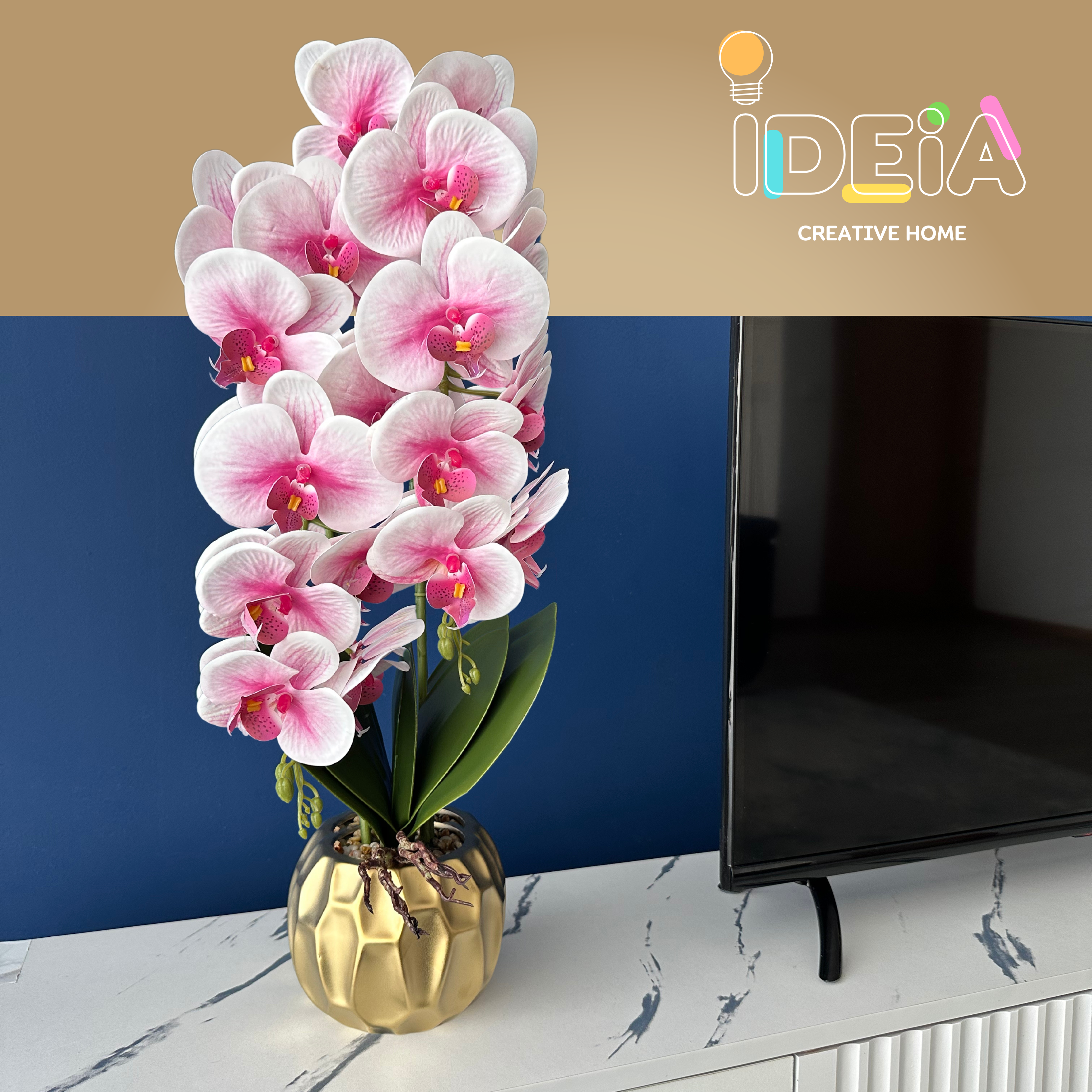 Vaso dourado com orquídea artificial