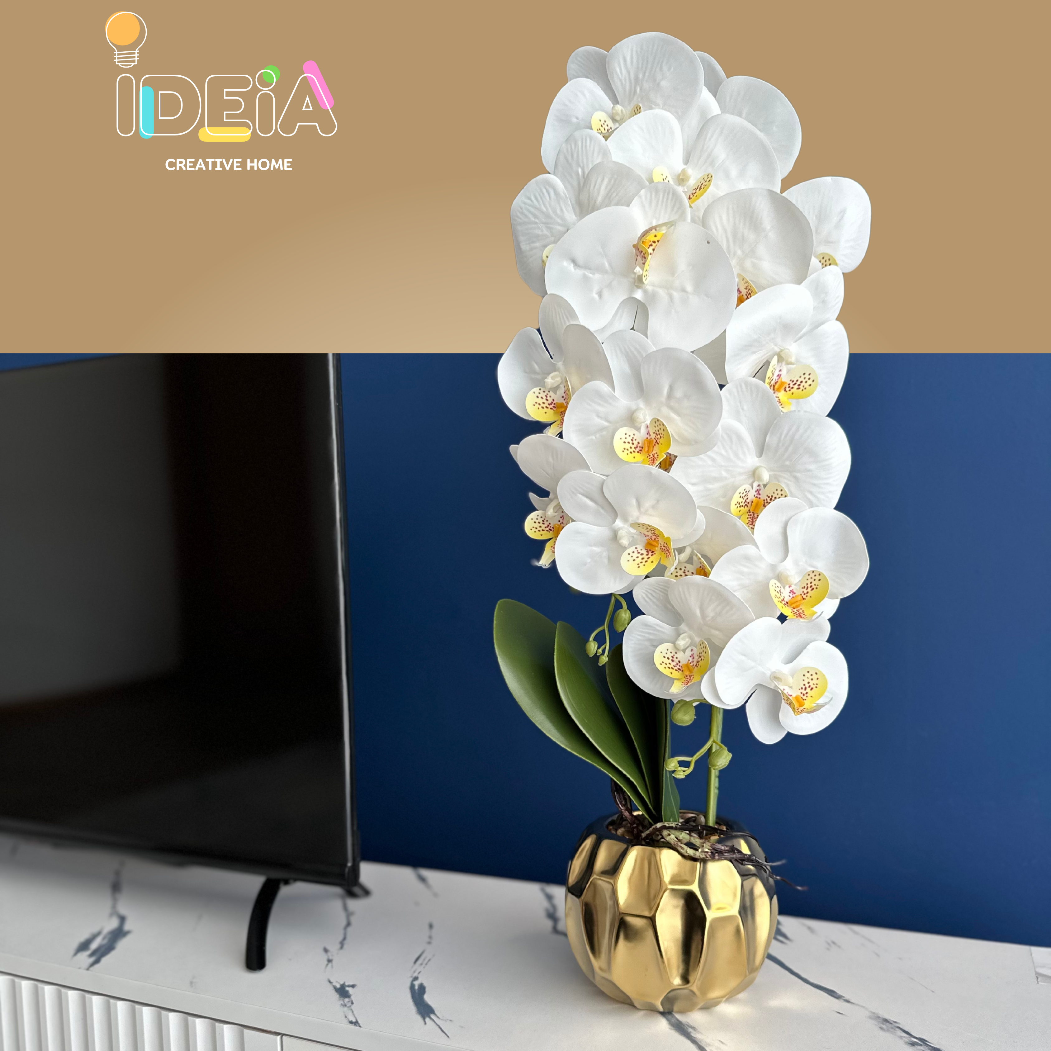 Vaso dourado com orquídea artificial