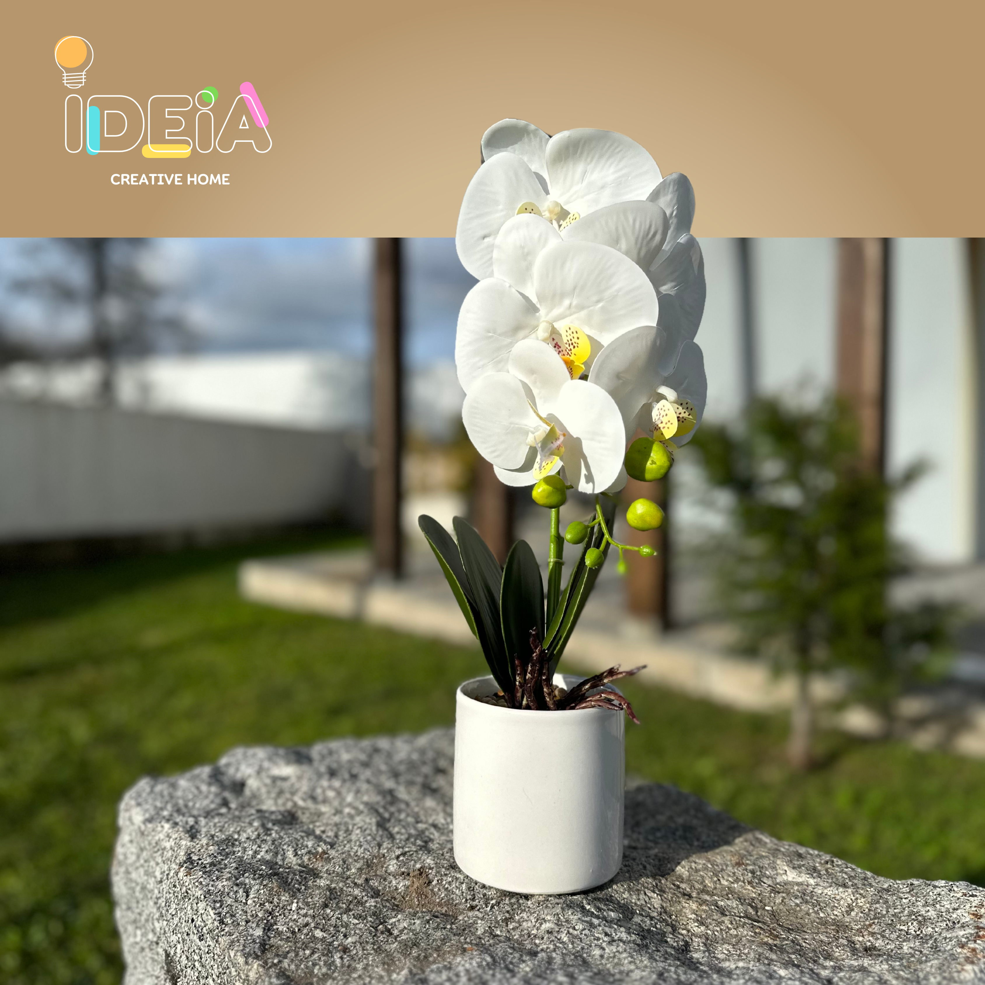 Orquídea artificial com vaso branco