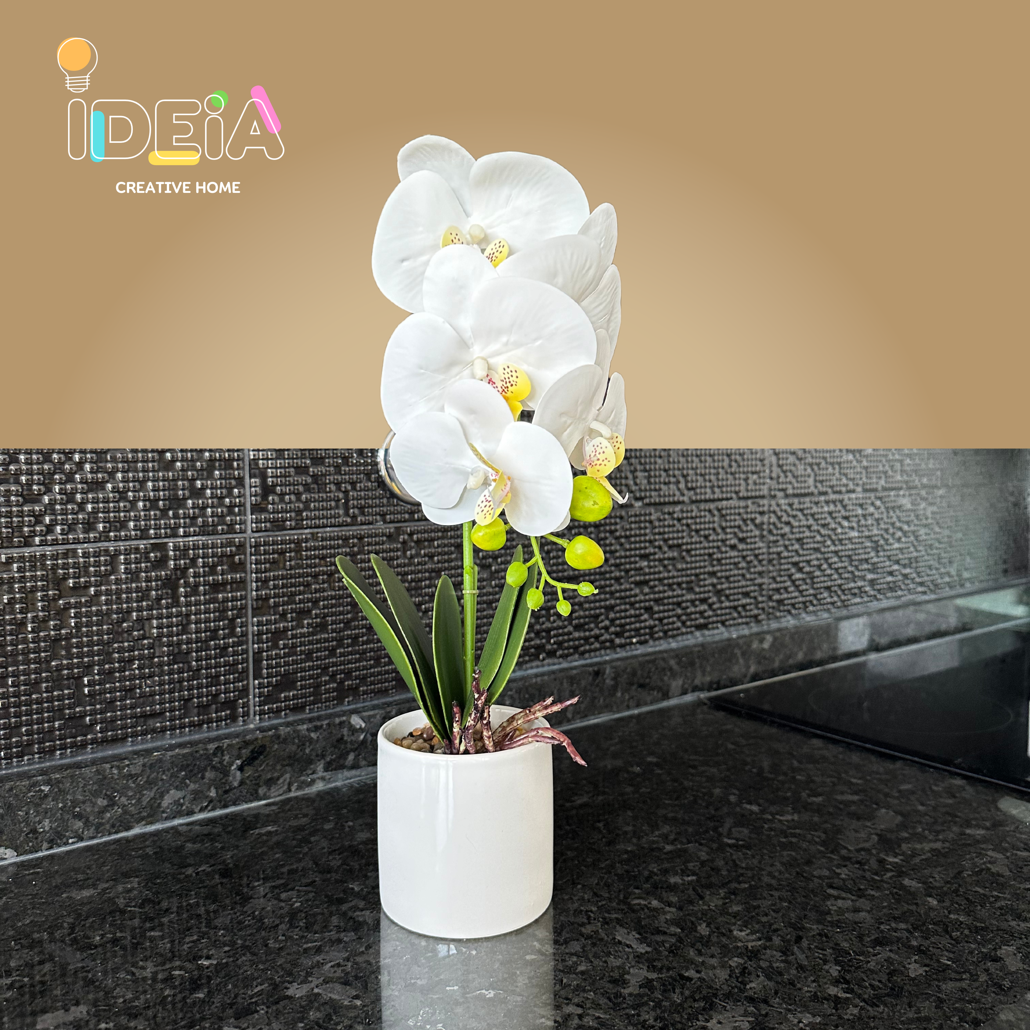 Orquídea artificial com vaso branco